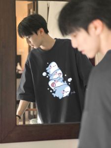 เสื้อยืดแขนสั้นหลวมสไตล์อเมริกันสำหรับผู้ชาย ทรงหลวมสบาย ๆ ทรงหลวม สไตล์ฮ่องกง เสื้อแขนครึ่งตัว