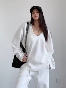 Korean Dress🎉เสื้อยืดคอวี✨แขนยาว เสื้อสเวตเตอร์สีขาวทรงหลวมสไตล์อเมริกันสไตล์ขี้เกียจ สไตล์ใหม่ฤดูใบไม้ร่วงและฤดูหนาวปี 2024 เสื้อสูทเสื้อเชิ้ตแขนยาว