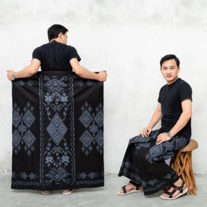 PalaiKat Wadimor SARUNG Jatikusumo SARUNG BATIK PRIA DEWASA PALAIKAT WADIMOR SARWON NAVY GERBANG ACEH JORDAN KATUN Muslim Pekalongan Hitam Motif sarung gus iqdam Nyaman Printing Kain Santri 120 cm x 220 cm Textile Super Poli Premium