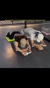 ล้อกลิ้งฟิตเนส อัตโนมัติ กับล้อข้อศอกคู่ ลดไขมันหน้าท้อง และเสริมสร้างกล้า มเนื้อบ้านของคุณเอง