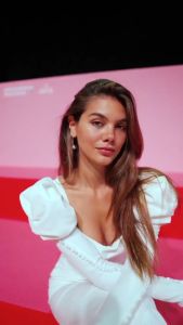 Gaun Pernikahan Elegan dengan Kerah Segiempat & Lengan Panjang