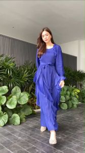 มิติ สวยงาม ของ แม็กซี่เดรสอัดพลีท คอกลม ทรงแขนพอง บอลูน ใส่ดีเทล ความกรุยกราย ได้อย่างลงตัว แพตเทิร์นดีงาม ราคาพิเศษ ทั้งช่วงแขน และด้านหน้าชุด มาด้วย โดดเด่นชุดให้มีมิติ สวยงาม มงลงจร้าาา 👑