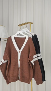 เสื้อกันหนาวไหมพรมแขนยาว แบบติดกระดุมทรงคอวี แขนแต่งเส้น เก๋ๆ ชิคๆ ผ้านุ่มนิ่ม ใส่สบายมาก งานยอดฮิต