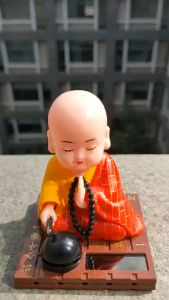 เณรน้อย นั่งสวดมนต์ ขยับมือศีรษะได้ ใช้พลังแสง สูง 3.5นิ้ว ตุ๊กตาหน้ารถ นั่งสวดมนต์ พลังงานแสงอาทิตย์ ของตกแต่งรถ ตุ๊กตาหัวโยก Solar Little Monk Creative Car Decoration Toys Chinese Style Little Novice Monk Shaking His Head Toy Creative