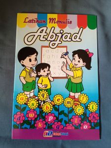 Buku Latihan menulis abjad untuk anak TK dan PAUD