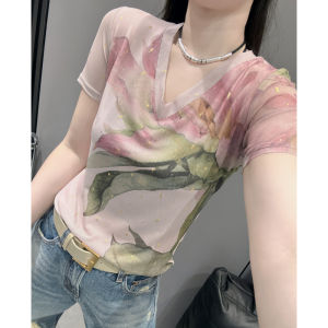 เสื้อยืดคอวีแขนสั้นผ้าตาข่ายพิมพ์ลายแฟชั่นสำหรับผู้หญิง เสื้อแขนสั้นทรงสลิมฟิตยืดหยุ่นได้หลากหลาย ฤดูร้อน 2024