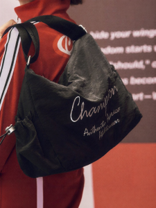 Champion | Túi Đeo Ngang Cơ Thể Nylon Nhẹ Thiết Kế Mới Hình Bánh Quy May Mắn