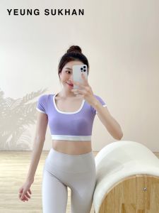 เสื้อยืดโยคะแขนสั้นป้องกันกระดูกสันหลังแบบสวมหัวแบบมีแผ่นเสริมหน้าอก Yeungsukhan สำหรับผู้หญิง ผ้าไนลอน ระบายอากาศได้ดี ยืดหยุ่นสูง ฤดูใบไม้ผลิ 2022