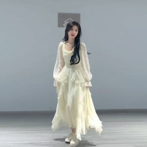 ชุดเดรสยาวสไตล์ฝรั่งเศสสำหรับผู้หญิงในช่วงฤดูร้อนปี 2025 พร้อมขอบลูกไม้ ชุดเดรสยาวทรงเข้ารูปสไตล์เกาหลี แขนยาว คอเหลี่ยม