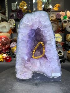 cheap amethyst geode crystal cave form mother natural金形💯天然紫晶洞 黄娇花共生晶&透亮晶牙🔮 鲨鱼嘴🦈洞 薄皮玛瑙绿幽灵边  高height: 26cm  宽width: 18cm x 15.5cm   洞hole: 5cm  重weight: 8.2kg  (如定制实木底座另加RM60)👈🏻optional pls PM 📍Johor Bahru 区可自行取货或邮寄服务