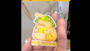 Phụ kiện treo balo túi cặp xách siêu dễ thương Móc khoá xe máy ô to siêu cute - Kawaii "Pig Moon" in hai mặt - Pig Mook Bookstore