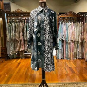 Windy Tunik Viscos by Dian Pelangi LIMITED EDITION Blouse Baju Atasan Kemeja Blus Outfit Formal Kerja Kantor Pesta Pernikahan Kondangan Lebaran Wanita Hijaber Cantik Anggun Modis Modern Simple Elegan Mewah Model Korea Terbaru Motif Batik Jumputan Kekinian