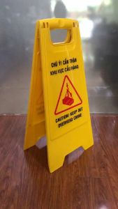 Biển báo chữ A di động chú ý khu vực đang cẩu hàng