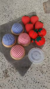 หมอนปักเข็มรูปมะเขือเทศ 5 CM ใช้ปักเก็บเข็ม พร้อมหมอนรูปพริกใช้ลับเข็มให้คม ด้านในบรรจุหินเล็กๆ