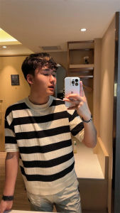 เสื้อยืดคอกลมแขนสั้นถักลายทางสไตล์เกาหลีสำหรับผู้ชายในช่วงฤดูร้อน เสื้อเชิ้ตแฟชั่นระดับไฮเอนด์