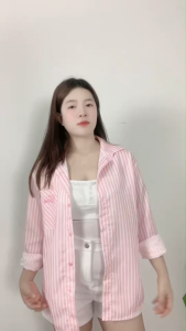 ชุดเซ็ตผู้หญิงสองชิ้นแฟชั่น สีชมพูพาสเทลหวาน ๆ ตัดกับลายทางคลาสสิก สวมใส่สบายมาก