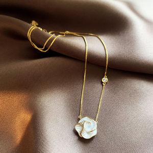 Camellia จี้สร้อยคอผู้หญิง 2024 ใหม่ระเบิดแสงหรูหราเฉพาะความรู้สึกระดับไฮเอนด์สร้อยคอกระดูกไหปลาร้าเครื่องประดับตกแต่ง