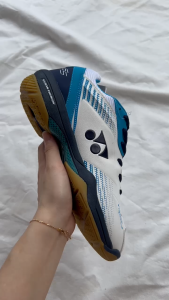 Sepatu Badminton Pria Yonex Power Cushion 65 - Warna Putih Biru Bahan Kulit Ukuran EU:37-44