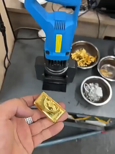 💥【รับประกัน 10 ปี】【จัดส่งฟรี】เครื่องตัดเหล็กแบนไฟฟ้าไฮดรอลิก 1800W ตัดได้ใน 2 วินาที ไม่มีประกายไฟ ไม่มีขอบแหลม เหมาะสำหรับแผ่นโลหะรูปทรงแบน เช่น เหล็กแผ่น แผ่นทองแดง แผ่นอลูมิเนียม และแผ่นโลหะอื่นๆ electric hydraulic flat iron cutting machine