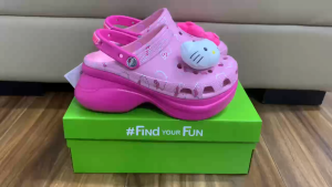 Giày sục crocs chuẩn xịn chống hôi chân nhựa tế bào êm mềm dẻo bền đi mưa lội nước đi biển Hello Kitty Bae Clog cho nữ và các bé gái lớn