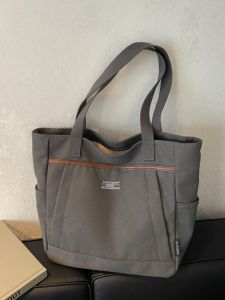 กระเป๋าผ้าใบทรงโตจุของได้เยอะ กระเป๋าสะพายไหล่ลำลองสำหรับนักเรียน กระเป๋าถือ กระเป๋าสะพายข้าง กระเป๋าสะพายประจำวัน ฤดูใบไม้ร่วง 2024 กระเป๋าผ้าใบใหม่