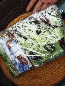 vania souvenir..tasbih kayu 33 butir kemasan alas shabby dan plastik. isi 50 pcs. BAGUS