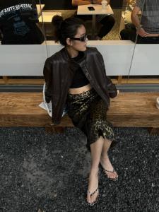 กระโปรงทรงเอเอวสูงพิมพ์ลายเสือดาวสีทองสไตล์อเมริกันย้อนยุคเซ็กซี่สำหรับผู้หญิงในฤดูใบไม้ผลิและฤดูร้อน กระโปรงทรงเอทรงตรงมีกระเป๋า