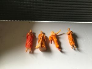 SÉT 5 tượng nhà sư mini 5cm trang trí tiểu cảnh bể cá non bộ