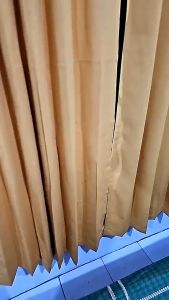 Gorden Blackout Premium & Tirai Pintu Kamar Tebal\\n\\n Apa itu Gorden Blackout Premium?\\n\\nGorden blackout premium adalah tirai pintu kamar tebal yang dirancang khusus untuk memberikan perlindungan maksimal terhadap cahaya dan suara. Gorden ini biasanya terbuat dari bahan blackout serat polos tebal yang dapat memblokir hampir semua cahaya yang masuk ke dalam ruangan, menjadikannya pilihan ideal untuk kamar tidur atau ruangan lain yang membutuhkan lingkungan yang gelap dan tenang.\\n\\n Kelebihan Gorden Blackout Premium\\n\\nBeberapa kelebihan dari gorden blackout premium antara lain:\\n\\n- Perlindungan maksimal terhadap cahaya dan suara\\n- Bahan tebal dan berkualitas tinggi\\n- Desain modern dan elegan\\n- Tersedia dalam berbagai warna dan desain\\n\\n Manfaat Menggunakan Gorden Blackout Premium\\n\\nMenggunakan gorden blackout premium memiliki banyak manfaat, di antaranya:\\n\\n- Membantu menciptakan lingkungan tidur yang lebih nyaman dan tenang\\n- Menghemat energi dengan mengurangi kebutuhan akan pencahayaan buatan\\n- Menyediakan privasi tambahan untuk kamar tidur atau ruangan lainnya\\n\\n Bagaimana Memilih Bahan Blackout Serat Polos Tepat untuk Kamar Anda?\\n\\nMemilih bahan blackout serat polos yang tepat untuk kamar Anda adalah langkah penting dalam memastikan bahwa gorden blackout premium dapat memberikan perlindungan maksimal terhadap cahaya dan suara.\\n\\n Jenis-jenis Bahan Blackout Serat Polos\\n\\nAda beberapa jenis bahan blackout serat polos yang tersedia di pasaran, termasuk:\\n\\n- Bahan blackout serat polos tebal\\n- Bahan blackout serat polos tipis\\n- Bahan blackout serat polos dengan lapisan anti-panas\\n\\n Cara Menentukan Kualitas Bahan Blackout Serat Polos\\n\\nUntuk menentukan kualitas bahan blackout serat polos, Anda dapat mempertimbangkan beberapa faktor, seperti:\\n\\n- Ketebalan bahan\\n- Daya tahan terhadap air dan panas\\n- Kemampuan untuk memblokir cahaya dan suara\\n- Ketersediaan warna dan desain\\n\\n Tips & Trik Menginstal Gorden Blackout Premium di Kamar Tidur Anda\\n\\nBerikut adalah beberapa tips dan trik untuk menginstal gorden blackout premium di kamar tidur Anda:\\n\\n Alat-alat yang Diperlukan untuk Instalasi Gorden Blackout Premium\\n\\nBeberapa alat yang mungkin diperlukan untuk instalasi gorden blackout premium antara lain:\\n\\n- Pengukur\\n- Pemotong kertas\\n- Gunting\\n- Peniti\\n- Jepit\\n\\n Langkah-langkah Menginstal Gorden Blackout Premium\\n\\nBerikut adalah langkah-langkah untuk menginstal gorden blackout premium:\\n\\n1. Ukur lebar dan tinggi jendela Anda.\\n2. Potong bahan blackout serat polos sesuai ukuran yang diinginkan.\\n3. Sambungkan potongan bahan menggunakan peniti atau jepit.\\n4. Pasang gorden pada kerangka jendela atau dinding.\\n\\n Pelindung Cahaya dengan Gorden Blackout Premium\\n\\nGorden blackout premium bukan hanya berguna sebagai pelindung cahaya, tetapi juga dapat memberikan privasi tambahan dan menciptakan lingkungan tidur yang lebih nyaman dan tenang.\\n\\n Manfaat Menggunakan Gorden Blackout Premium sebagai Pelindung Cahaya\\n\\nMenggunakan gorden blackout premium sebagai pelindung cahaya memiliki banyak manfaat, di antaranya:\\n\\n- Membantu menciptakan lingkungan tidur yang lebih nyaman dan tenang\\n- Menghemat energi dengan mengurangi kebutuhan akan pencahayaan buatan\\n- Menyediakan privasi tambahan untuk kamar tidur atau ruangan lainnya\\n\\n Bagaimana Memilih Warna dan Desain Gorden Blackout Premium yang Tepat\\n\\nMemilih warna dan desain gorden blackout premium yang tepat adalah langkah penting dalam memastikan bahwa gorden dapat memberikan perlindungan maksimal terhadap cahaya dan suara. Beberapa hal yang perlu dipertimbangkan antara lain:\\n\\n- Warna dan desain yang sesuai dengan tema ruangan\\n- Ketersediaan warna dan desain\\n- Kemampuan untuk memblokir cahaya dan suara\n}