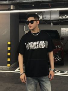 เสื้อยืดคอกลมแขนสั้นพิมพ์ลายตัวอักษรสำหรับผู้ชาย ทรงหลวม 100% ผ้าฝ้าย สไตล์ลำลอง แฟชั่นฤดูร้อน 2025