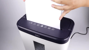 Deli Paper Shredder 9939N เครื่องทำลายเอกสาร ไฟฟ้า 15 ลิตร  ทำลายกระดาษ A4 ได้ครั้งละ 6 แผ่น สามารถทำลายกระดาษต่อเนื่องประมาณ 202 แผ่นใน 5 นาที