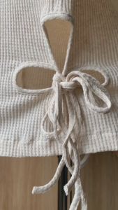 Khoét eo Nude/ Trắng Áo thun cổ tròn tay ngắn vải caro xốp co giãn thoải mái hở eo cột nơ dễ thương gợi cảm ROMAN TOP