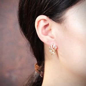 Huitan Màu Vàng Hoa U Hoop Bông Tai Nữ Cao Cấp Cưới Đính Đá Cubic Zirconia Lấp Lánh Hợp Thời Trang Hình Học Trang Sức