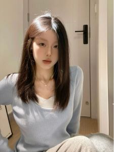 เสื้อสเวตเตอร์ถักสไตล์เกาหลีสั้นหรูหราสำหรับผู้หญิงในฤดูใบไม้ผลิและฤดูใบไม้ร่วง เสื้อตัวบนคอวีแขนยาวสีพื้น