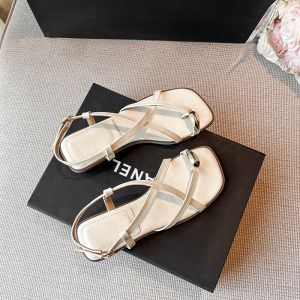 French Style Flat Bottom Sandals Womens Outdoor Wear 2024 New Summer Skirt Matching Beachside Roman Shoes Cross Buckle Low Top