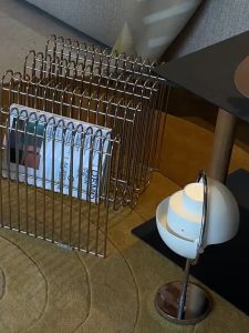 Rak majalah besi minimalis gaya Korea rak buku retro bauhaus