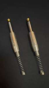 ปลั๊ก MIC MONO ขนาด 6.35MM  ✨ ปลั๊กไมค์โมโน ขนาด 6.35 มม. แบบตรงท้ายเกียวสปริง ใช้สำหรับเชื่อมต่อสัญญาณไมค์โมโน. ออกแบบมาเพื่อใช้กับอุปกรณ์เชื่อมต่อสัญญาณ แจ็คไมค์ แจ็คกีร์ต้า และเครื่องเสียงบ้าน. รุ่น JM-004 ให้ความสะดวกในการใช้งาน.  คุณสมบัติเด่น  🔌