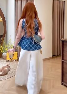 เสื้อเบลาส์ผู้หญิง แขนกุด ลายสก็อตทรงเอ ติดกระดุมด้านหลังคอ กลางลำตัวเย็บจับจีบ ชายผ้าผ่าหน้า พรางหุ่น เสื้อยืดผู้หญิง #8901