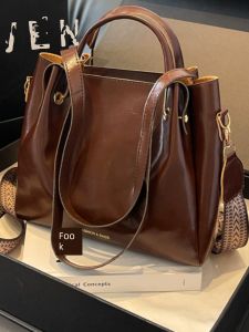 High Quality Vintage Large Capacity Womens Bag 2023 New Commuter Bag Wide Shoulder Strap Crossbody Bag Single Shoulder Tote Bag