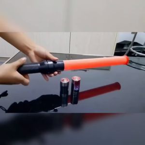 เทียบกับความปลอดภัย แท่งกระบองไฟจราจร Traffic baton กระบองไฟโบกฉุกเฉิน กระบองไฟจราจร LED 3 ขนาด