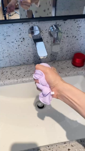 Găng tay rửa mặt tạo bọt hình móng mèo chất mềm mịn ôm tay dễ dùng làm sạch sâu cho da nhạy cảm - Lovely Gift 4U