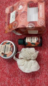 Bộ set 3 món THE BODY SHOP ORANGES & STOCKINGS SPICED ORANGE MINI GIFT làm sạch dưỡng ẩm nuôi dưỡng phục hồi da body của Mỹ
