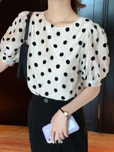 เสื้อเชิ้ตผ้าชีฟองลายจุดสไตล์ฮ่องกงแฟชั่นสำหรับผู้หญิง แขนพองสไตล์ฝรั่งเศสย้อนยุค เสื้อคอโปโลแขนสั้นทรงหลวม