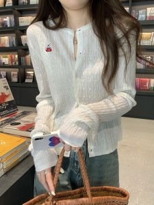 เสื้อคาร์ดิแกนถักไหมน้ำแข็งสไตล์เกาหลีสำหรับผู้หญิง เสื้อคลุมกันหนาวบาง แฟชั่นฤดูใบไม้ร่วง 2024 ใหม่ เสื้อเชิ้ตลดอายุ เสื้อคลุมกันหนาว