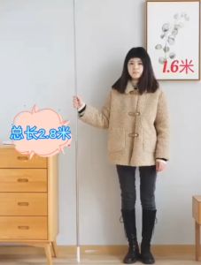 家用伸缩鸡毛掸子,轻松打扫天花板和蜘蛛网 / Extendable Feather Duster for Easy Ceiling and Spider Web Cleaning