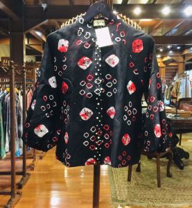 Queen Coat Viscos Payet by Dian Pelangi LIMITED EDITION Outer Cardigan Blazer Bolero Jaket Cardi Casual Formal Kerja Kantor Pesta Pernikahan Kondangan Wanita Hijaber Cantik Anggun Modis Modern Elegan Mewah Model Korea Terbaru Motif Batik Jumputan Kekinian