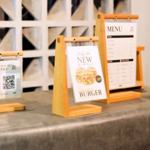 Stand Display Menu Gantung Kayu Akrilik - INPI House