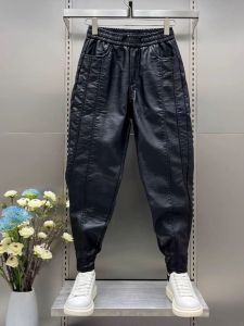 กางเกงลำลองผู้ชายหนังบุขนแกะหนา อบอุ่น กางเกงขายาวทรงหลวมสไตล์ฮาราจูกุ กางเกงหนังกันลมสำหรับขี่มอเตอร์ไซค์ ใส่ไปทำงานในฤดูหนาว