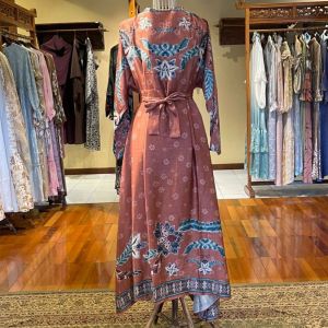 Dress Pelangi Asmara "Poelang Kampoeng" by Dian Pelangi X Barli Asmara LIMITED EDITION Busana Muslim Maxi Gamis Abaya Kaftan Gaun Maxmara Pesta Kondangan Pernikahan Wanita Hijaber Cantik Anggun Modis Modern Elegan Mewah Model Korea Terbaru Motif Kekinian