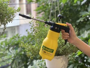 Bình xịt tưới cây Dudaco 1 lít chuyên dụng cần dài